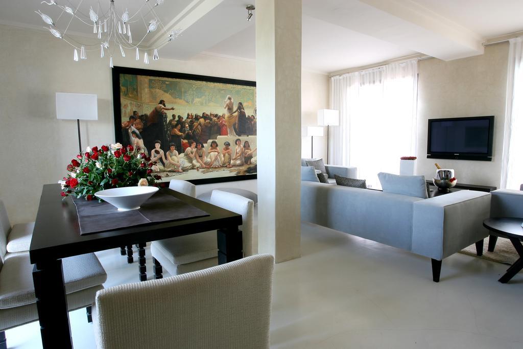 Hotel Les Jardins De La Koutoubia Marakéš Pokoj fotografie A living room in a house