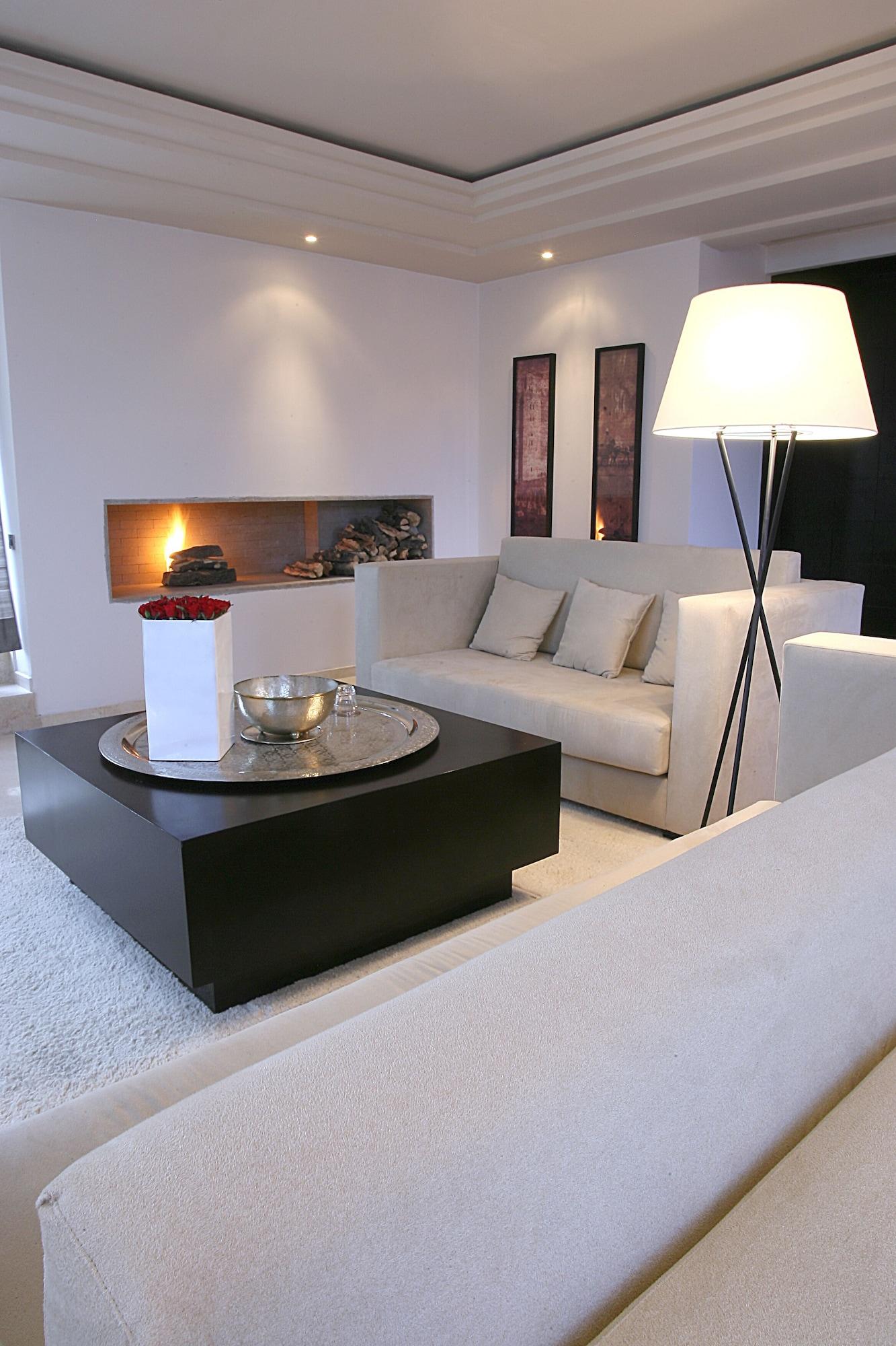 Hotel Les Jardins De La Koutoubia Marakéš Exteriér fotografie A living room with a fireplace